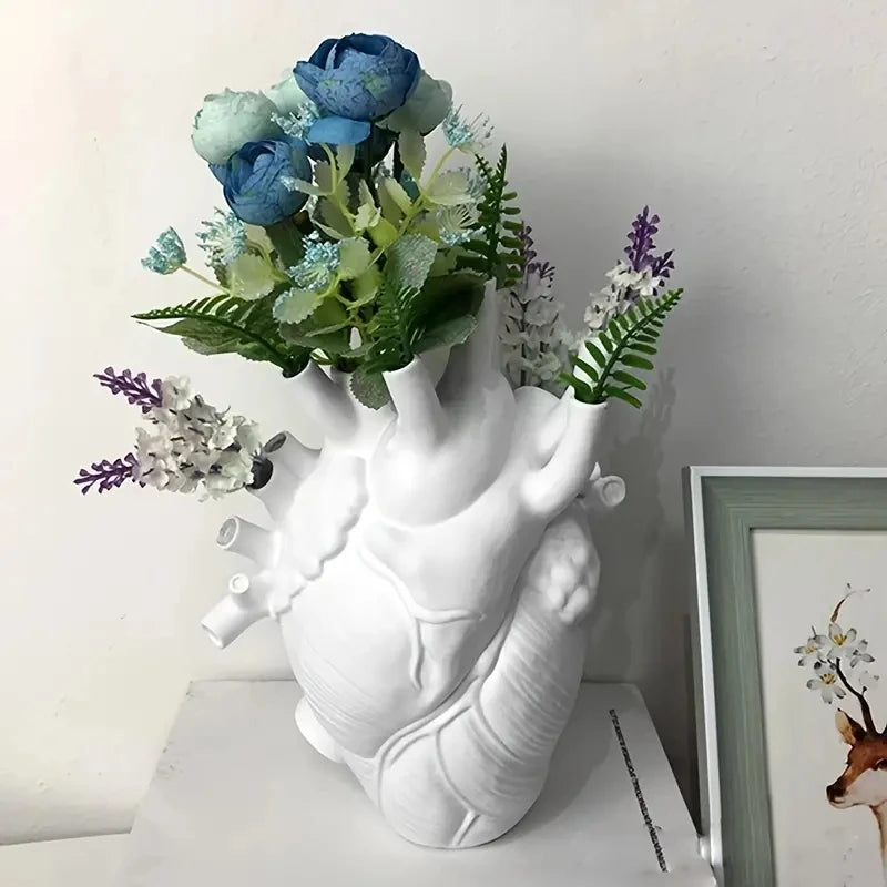 Vaso decorativo cuore anatomico – Scultura in resina per fiori e arredo d’autore - Interno Bello
