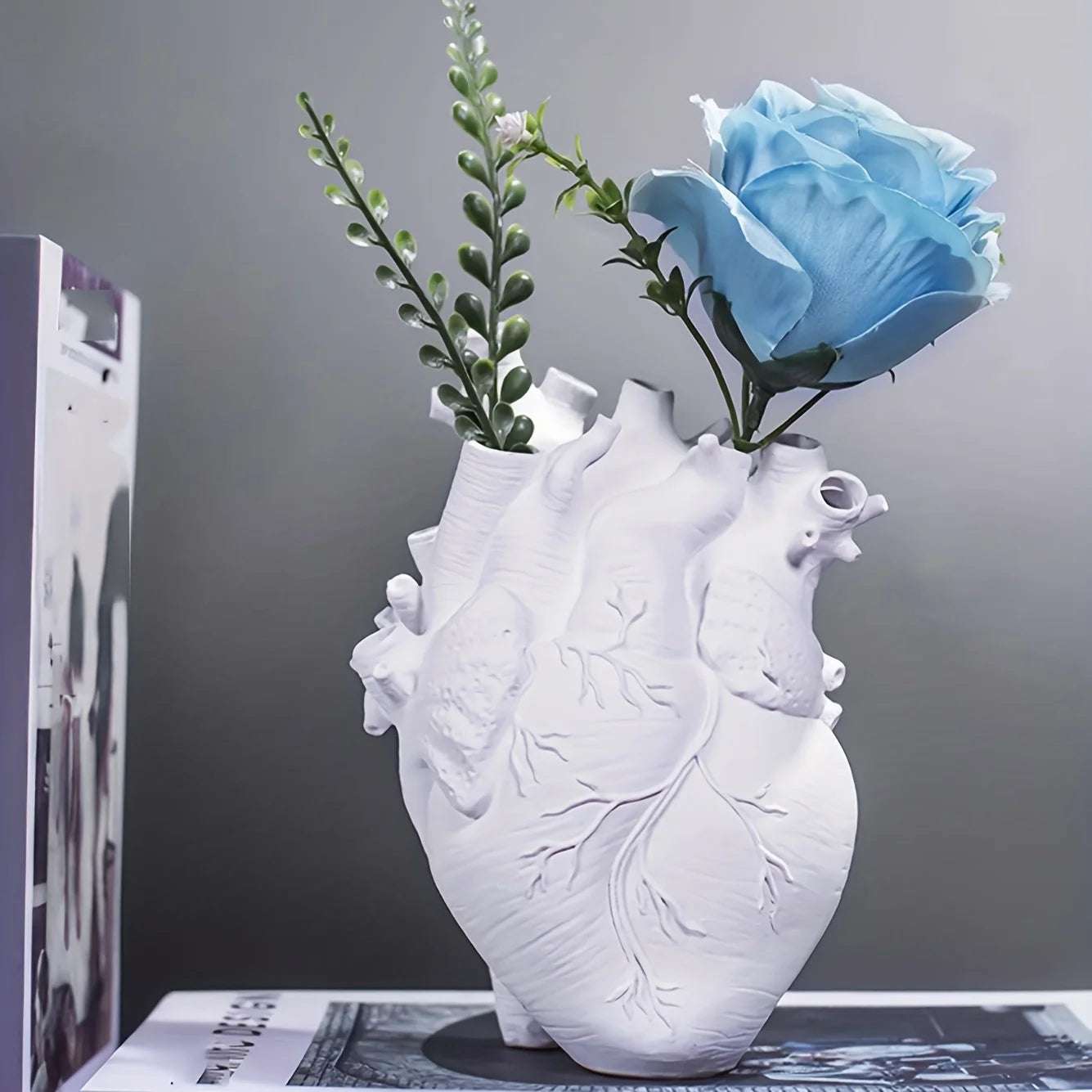 Vaso decorativo cuore anatomico – Scultura in resina per fiori e arredo d’autore