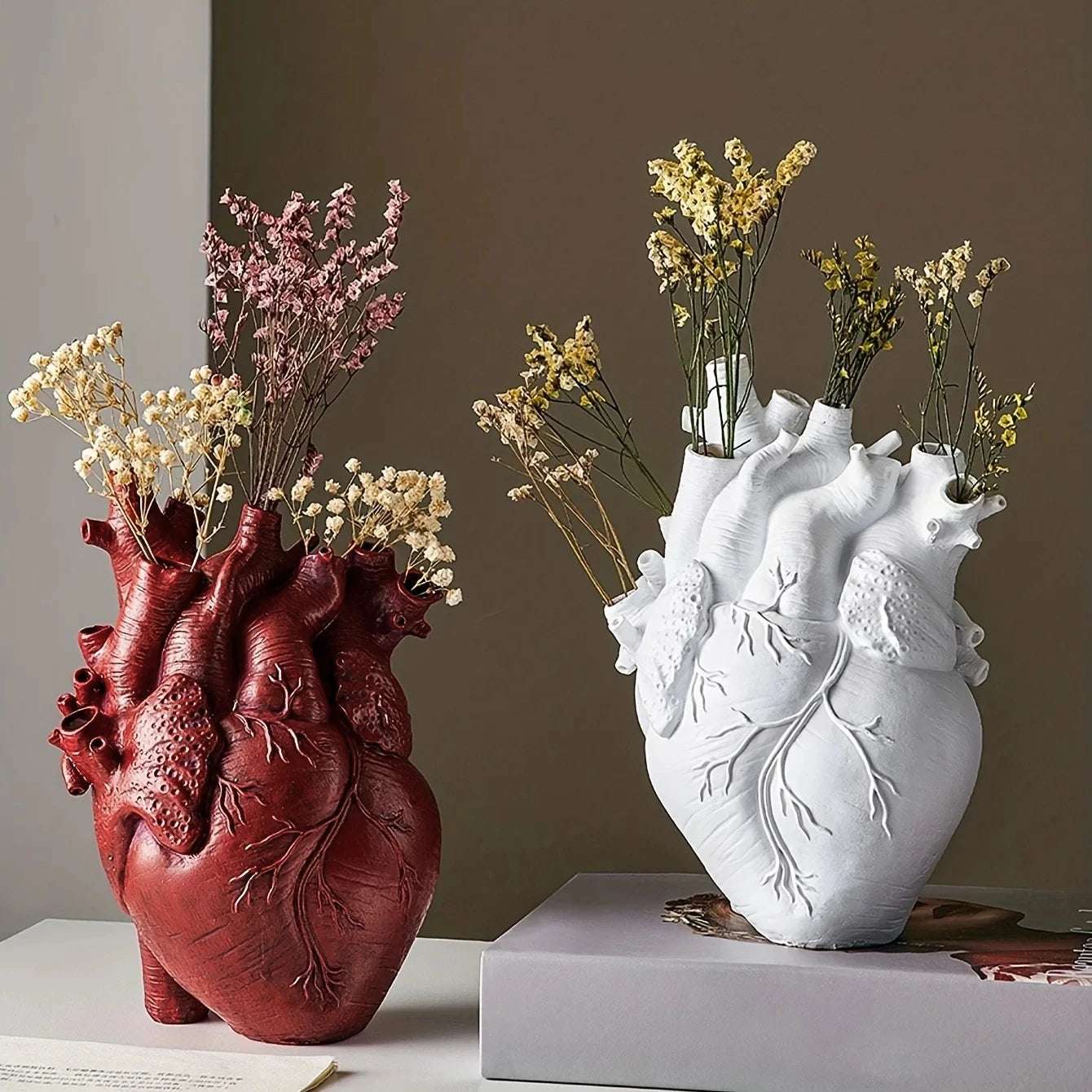Vaso decorativo cuore anatomico – Scultura in resina per fiori e arredo d’autore