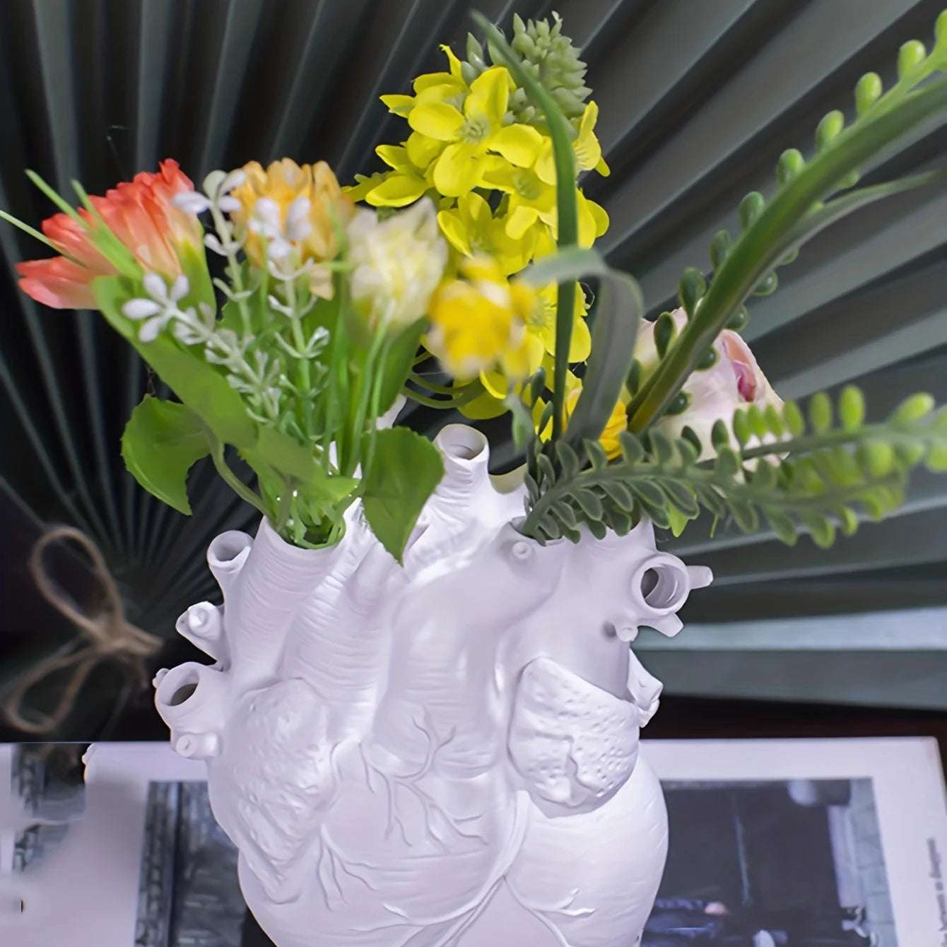 Vaso decorativo cuore anatomico – Scultura in resina per fiori e arredo d’autore
