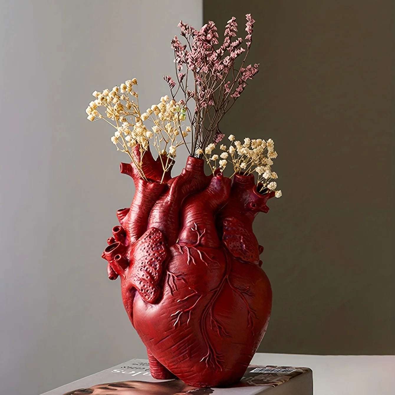Vaso decorativo cuore anatomico – Scultura in resina per fiori e arredo d’autore