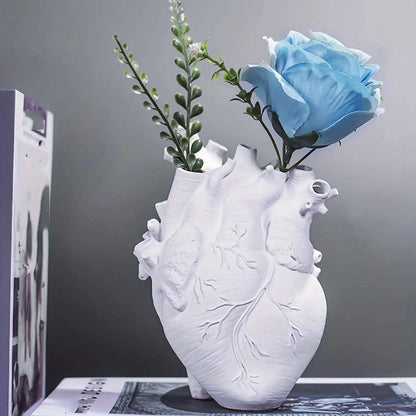 Vaso decorativo cuore anatomico – Scultura in resina per fiori e arredo d’autore